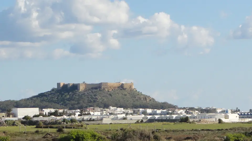 Fort byzantin et port de Kélibia — photo : Sergey Prokopenko (CC BY-SA 3.0, via Wikimedia Commons) Kélibia